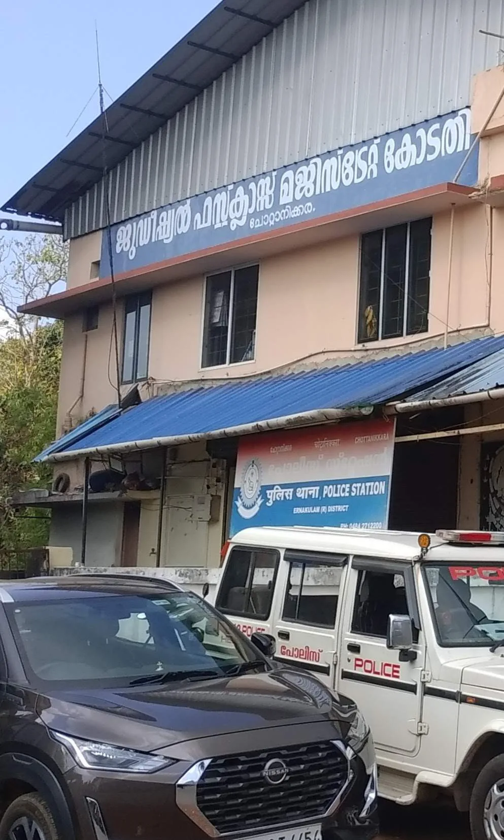 സ്കൂളിനകത്ത് യൂണിഫോമിൽ മദ്യപിച്ച് വിദ്യാർത്ഥികൾ, വീഡിയോ വൈറലായതോടെ പ്രിൻസിപ്പലിന് സ്ഥലംമാറ്റം; അന്വേഷണത്തിന് ഉത്തരവ്